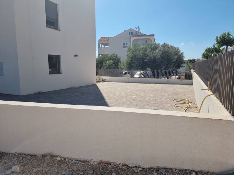 CHORVÁTSKO - 4 izbové apartmány s priestrannými pivnicami - VODICE - Dvor pri 4-izbovom byte vo Vodiciach s vydláždenou terasou a nízkym plotom.