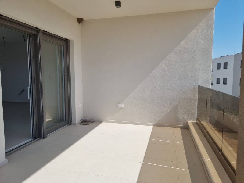 CHORVÁTSKO - 4 izbové apartmány s priestrannými pivnicami - VODICE - Balkón 4-izbového bytu vo Vodiciach so skleneným zábradlím a posuvnými dverami.