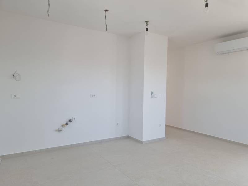 CHORVÁTSKO - 4 izbové apartmány s priestrannými pivnicami - VODICE - Prázdna izba v 4-izbovom byte s bodovými svetlami a klimatizáciou.