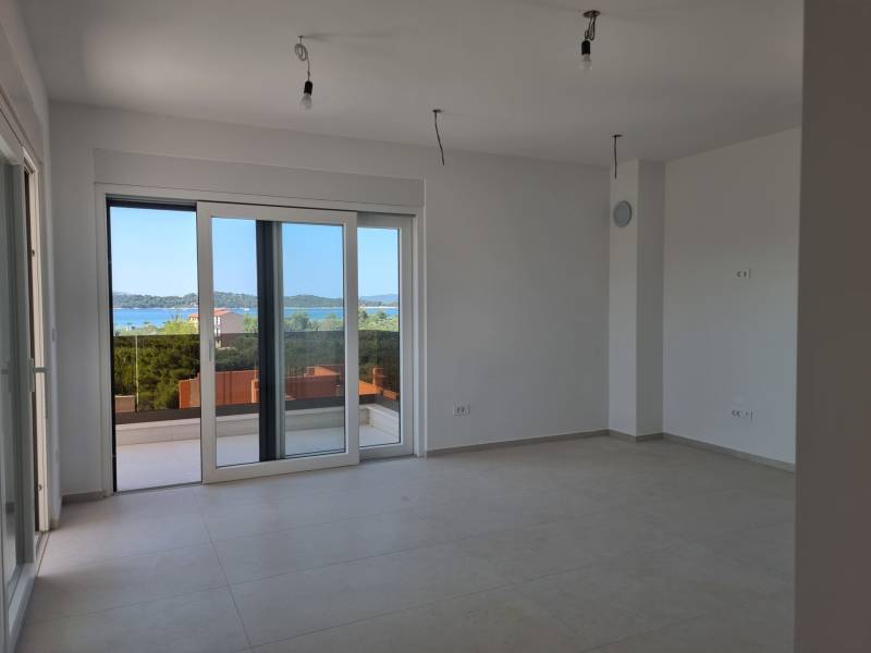 CHORVÁTSKO - 4 izbové apartmány s priestrannými pivnicami - VODICE - Priestranný interiér 4-izbového bytu s výhľadom na more cez veľké okná.