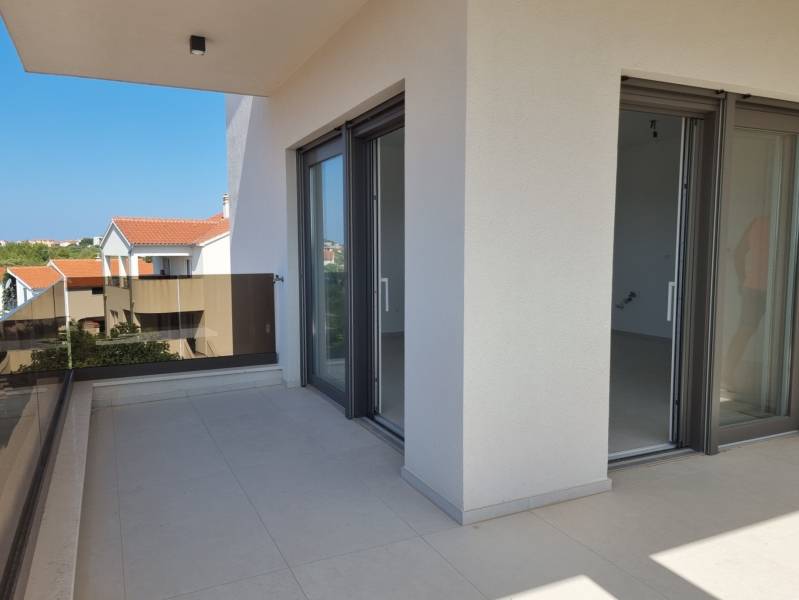 CHORVÁTSKO - 4 izbové apartmány s priestrannými pivnicami - VODICE - Balkón 4-izbového bytu vo Vodiciach s výhľadom na strechy okolitých budov.