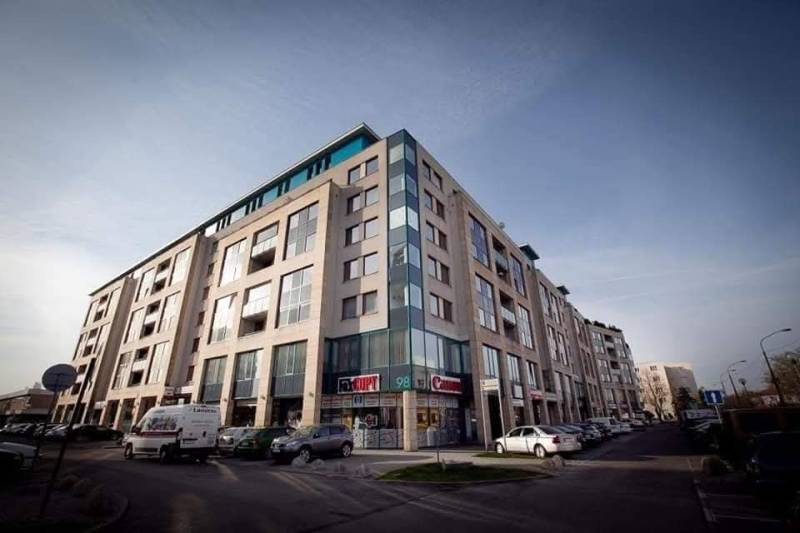 Na predaj obchodný priestor v polyfunkčnej budove, Vajnorská ul. - Viacposchodová budova s obchodnými priestormi na Vajnorskej ulici, Bratislava - Nové Mesto.
