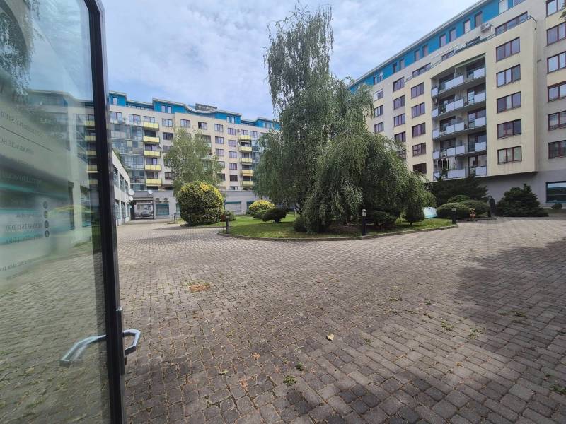 Na predaj obchodný priestor v polyfunkčnej budove, Vajnorská ul. - Dvor bytového komplexu s upravenou zeleňou, Bratislava - Nové Mesto, Vajnorská.