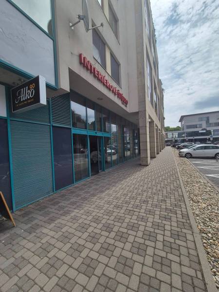 Na predaj obchodný priestor v polyfunkčnej budove, Vajnorská ul. - Obchodné priestory na Vajnorskej ulici v Bratislave - Novom Meste s presklenými výkladmi.