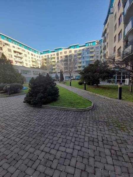 Na predaj obchodný priestor v polyfunkčnej budove, Vajnorská ul. - Exteriér na Vajnorskej ulici v Bratislave - Novom Meste, súkromný dvor s lavičkami.