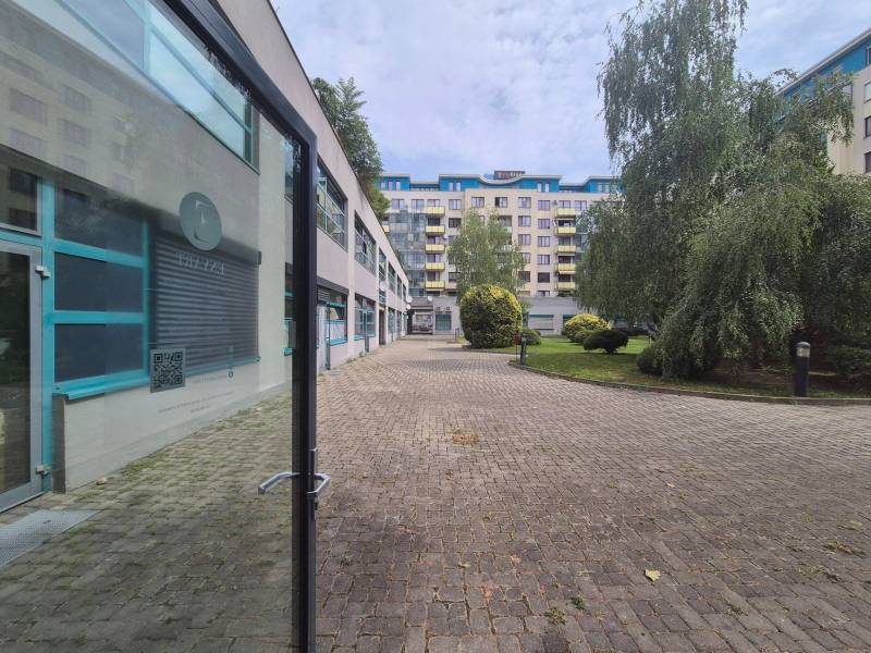 Na predaj obchodný priestor v polyfunkčnej budove, Vajnorská ul. - Obchodné priestory na Vajnorskej ulici obklopené zeleňou, Bratislava - Nové Mesto.