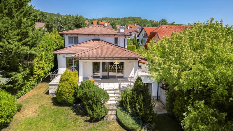 Dom pre náročného klienta, ktorý vie oceniť kvalitu –  Limbach - Rodinný dom na Malokarpatskej ulici v Limbachu s priestrannou terasou a upravenou záhradou.