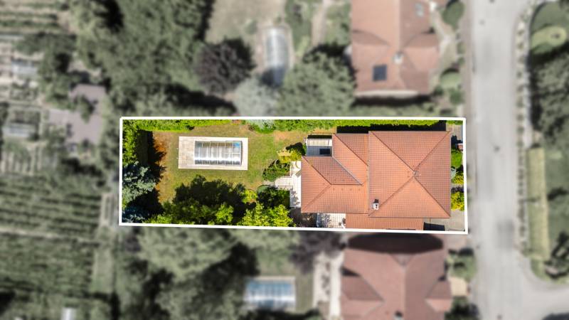 Dom pre náročného klienta, ktorý vie oceniť kvalitu –  Limbach - Pohľad zhora na rodinný dom s bazénom na Malokarpatskej ulici v Limbachu.