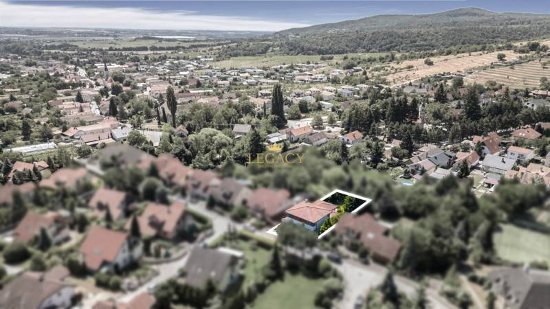 Dom pre náročného klienta, ktorý vie oceniť kvalitu –  Limbach - Letecký pohľad na rodinné domy v Limbachu na Malokarpatskej ulici.