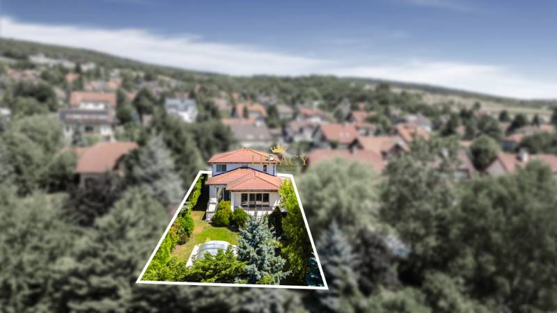 Dom pre náročného klienta, ktorý vie oceniť kvalitu –  Limbach - Rodinný dom na Malokarpatskej ulici v Limbachu obklopený zeleňou a susednými domami.