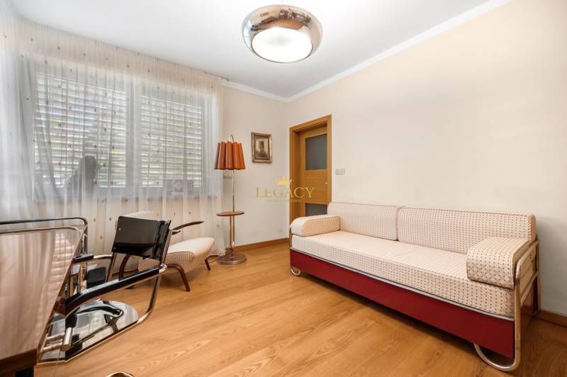 Dom pre náročného klienta, ktorý vie oceniť kvalitu –  Limbach - Izba v rodinnom dome s pohovkou, kreslami, lampou a drevenou podlahou.