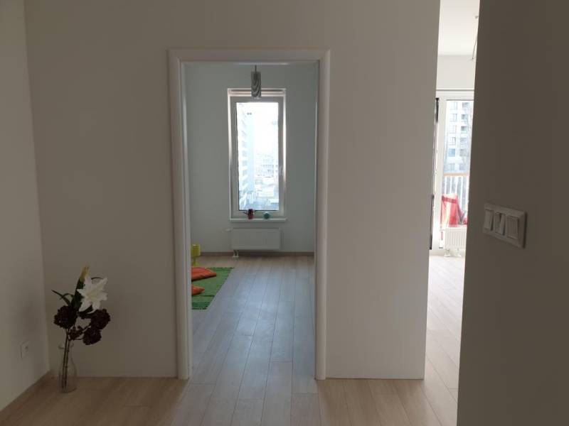 Nový moderný byt s balkónom a parkovaním v širšom centre. Jarabinková - Svetlý interiér 2-izbového bytu s kvetinovou dekoráciou a drevenou podlahou.