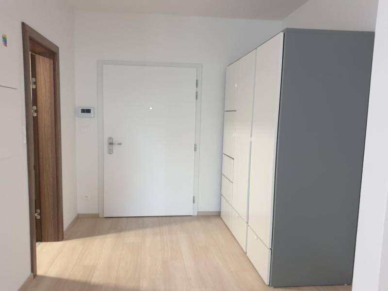 Nový moderný byt s balkónom a parkovaním v širšom centre. Jarabinková - Vstupná hala 2-izbového bytu s bielymi dverami a šatníkovou skriňou.