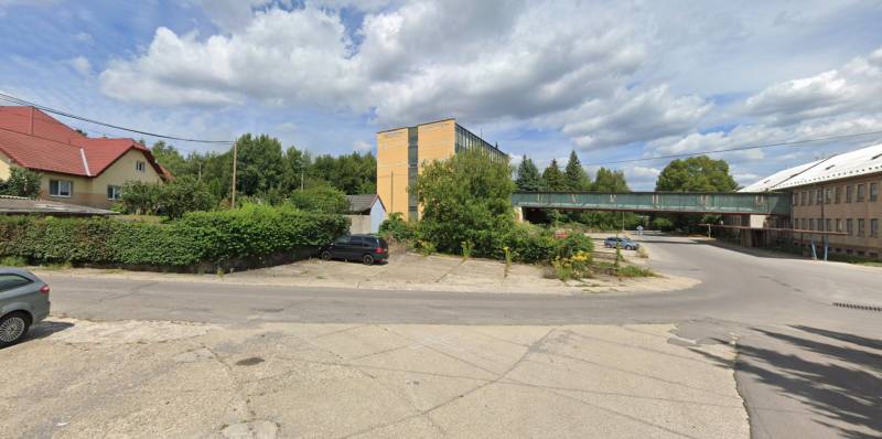 Handlová – Spevnená plocha vhodná na parkovanie - Križovatka na Štrajkovej ulici v Handlovej, obklopená zeleňou a priemyselnými budovami. Pozemky - komerčné.