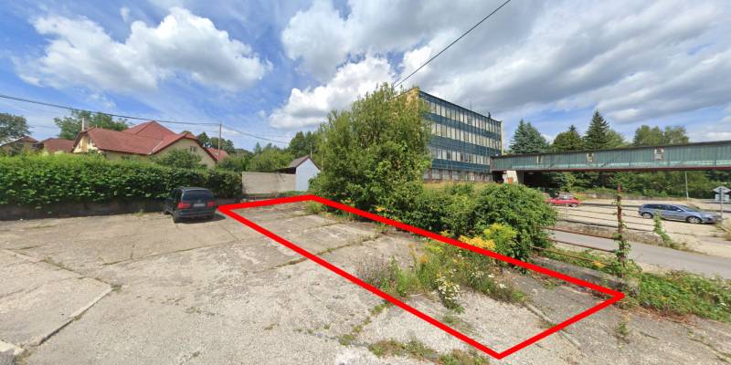 Handlová – Spevnená plocha vhodná na parkovanie - Pozemky - komerčné v Handlovej na Štrajkovej, vedľa parkoviska a administratívnych budov.