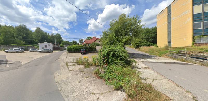 Handlová – Spevnená plocha vhodná na parkovanie - Pozemky - komerčné na Štrajkovej ulici v Handlovej, so zeleňou a parkoviskom.