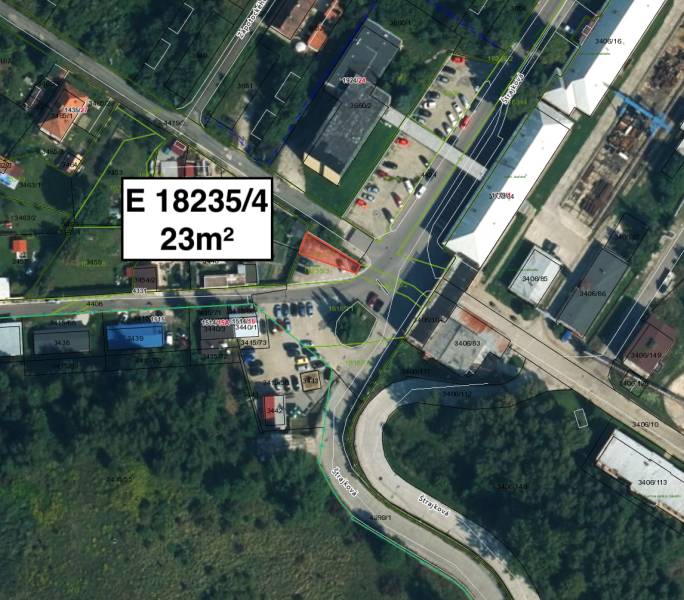 Handlová – Spevnená plocha vhodná na parkovanie - Letecký pohľad na pozemok 23m² na Štrajkovej ulici v Handlovej.