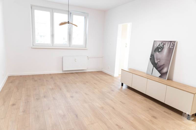 REZERVOVANÝ byt v TOP lokalite, využite príležitosť skvelého bytu - Svetlá izba v 2-izbovom byte s drevenou podlahou a dekoráciou.