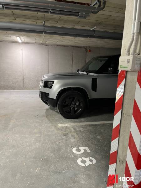 PARKOVACIE STÁTIE + KOBKA - PRI ŠAJBÁCH, BRATISLAVA - RAČA - Auto zaparkované v garážach na Bratislava - Rača, Pri Šajbách, vedľa označenia miesta 53.