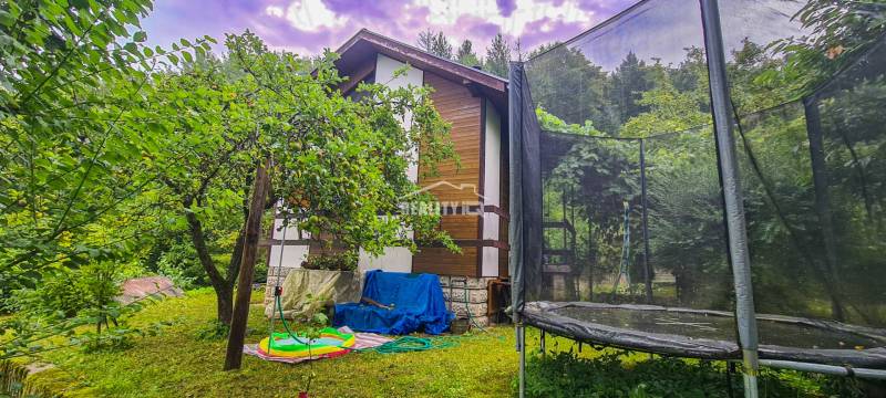 Na predaj murovaná chatka – Mojšová Lúčka, časť Hyrov I - Chata v Mojši obklopená zeleňou, záhrada s trampolínou a jedinečná atmosféra.
