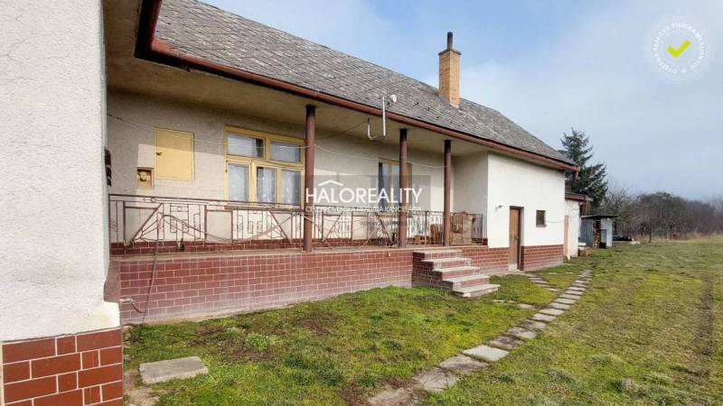 Predaj, pozemok pre rodinný dom   4629 m2 Ruskov, RU... - Dom s verandou a schodmi na pozemkoch pre bývanie v Ruskove.