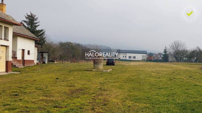 Predaj, pozemok pre rodinný dom   4629 m2 Ruskov, RU... - Pozemky - bývanie v Ruskove s trávnatou plochou a nehnuteľnosťou.