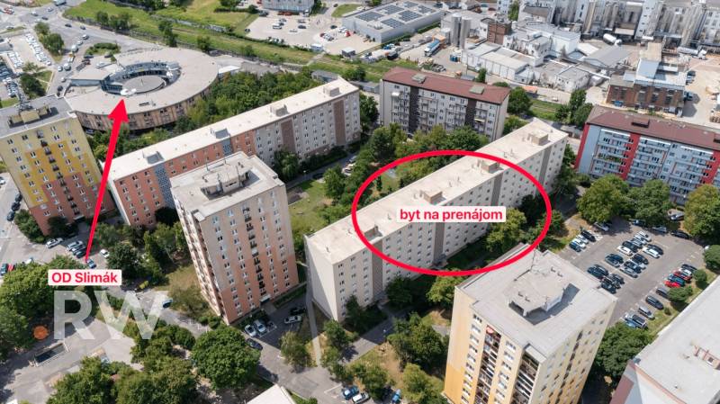 REWIN I VÝNIMOČNÝ 2-IZBOVÝ BYT NA PRENÁJOM! - Letecký pohľad na obytné budovy s označeným 2-izbovým bytom v Bratislave – Novom Meste.
