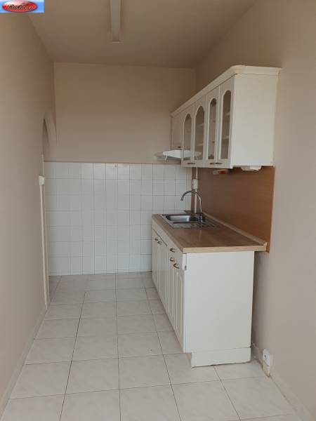 V Štúrove predam 3 izbový byt po modernizácii - Kuchyňa s bielymi skrinkami a umývadlom v 3-izbovom byte.