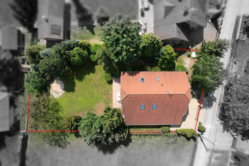 Slnečný 5 izbový dom v Zálesí s veľkým pozemkom - Letecký pohľad na rodinný dom v Zálesí na ulici Zálesie s veľkou záhradou.