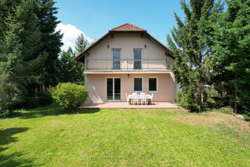 Slnečný 5 izbový dom v Zálesí s veľkým pozemkom - Rodinný dom v Zálesí na ulici Zálesie, so záhradou a terasou v príjemnom prostredí.