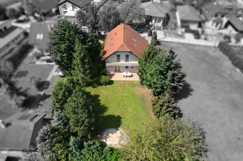 Slnečný 5 izbový dom v Zálesí s veľkým pozemkom - Rodinný dom v Zálesí na Záleskej ulici so záhradou obklopený stromami.