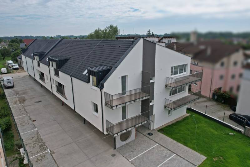 Nadštandardný 3 izbový byt v novostavbe v obci Zálesie - Bytový komplex na Muškátovej ulici v Zálesí s parkovacími miestami a minimalistickou architektúrou.
