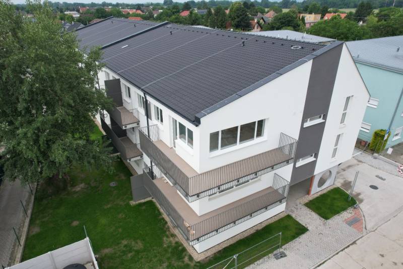 Nadštandardný 3 izbový byt v novostavbe v obci Zálesie - Bytový dom na Muškátovej ulici v Zálesí s tromi poschodiami a balkónmi.