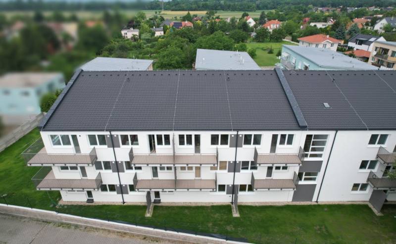 Nadštandardný 3 izbový byt v novostavbe v obci Zálesie - Bytový dom na Muškátovej ulici v Zálesí s balkónmi a zeleným okolím.