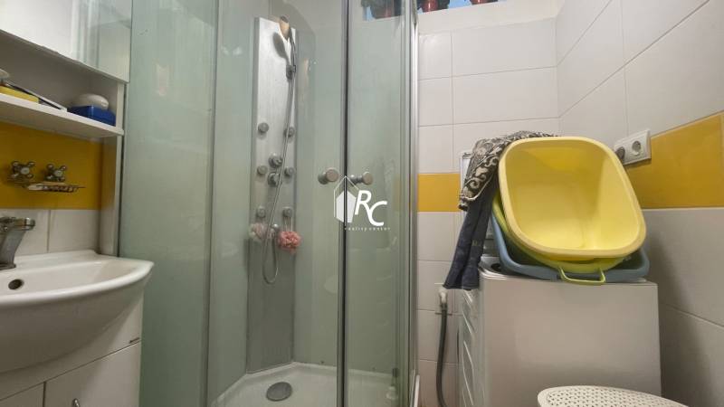 Na predaj 3-izbový byt po rekonštrukcii vo Vrútkach - Kúpeľňa v 3-izbovom byte s umývadlom, sprchou a práčkou.