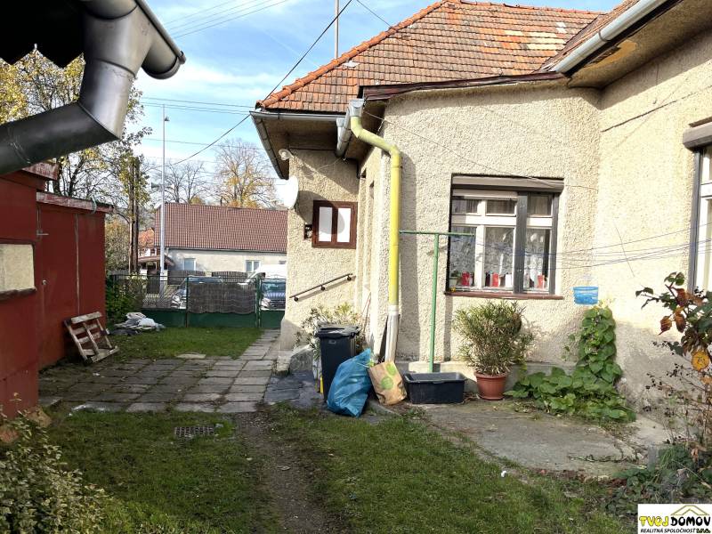 Rodinný dom v Detve na predaj - Rodinný dom na Partizánskej ulici v Detve s dvorom, rastlinami a odvodňovacími rúrami.