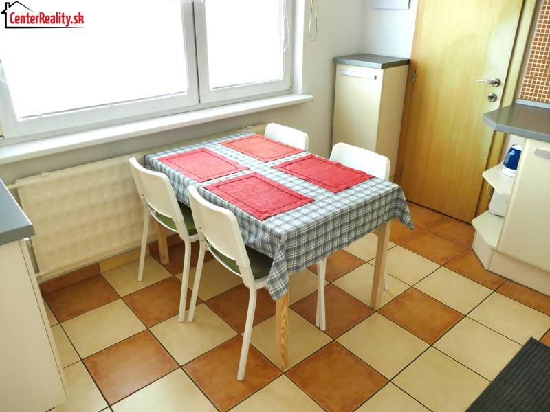 ‼️ 3 IZBOVÝ BYT NA PRENÁJOM, PARTIZÁNSKE-NÁDRAŽNÁ ULICA (ZARIADENÝ)‼️  - Jedáleň s dreveným stolom a štyrmi stoličkami v 3-izbovom byte, kockovaná podlaha.