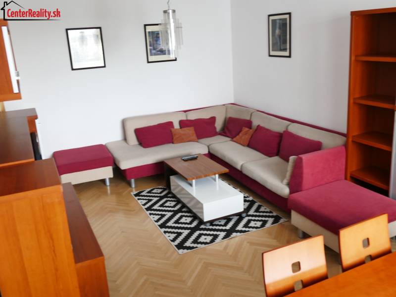 ‼️ 3 IZBOVÝ BYT NA PRENÁJOM, PARTIZÁNSKE-NÁDRAŽNÁ ULICA (ZARIADENÝ)‼️  - Obývacia izba 3-izbového bytu s rohovou sedačkou a dreveným nábytkom.