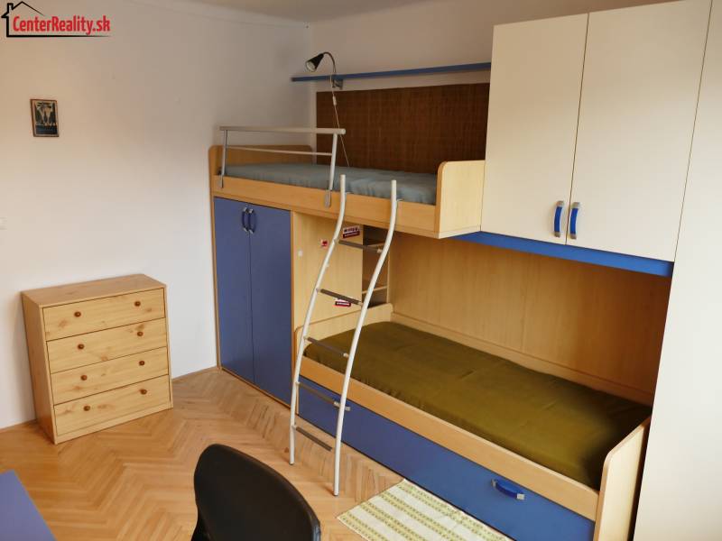 ‼️ 3 IZBOVÝ BYT NA PRENÁJOM, PARTIZÁNSKE-NÁDRAŽNÁ ULICA (ZARIADENÝ)‼️  - Detská izba v 3-izbovom byte s poschodovou posteľou a úložným priestorom.