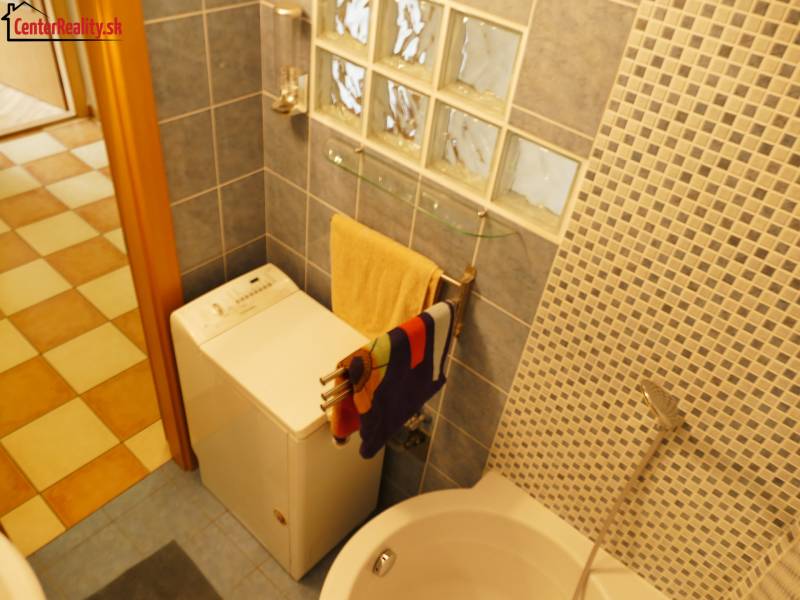 ‼️ 3 IZBOVÝ BYT NA PRENÁJOM, PARTIZÁNSKE-NÁDRAŽNÁ ULICA (ZARIADENÝ)‼️  - Kúpeľňa v 3-izbovom byte s práčkou, vaňou a mozaikovou obkladovou stenou.