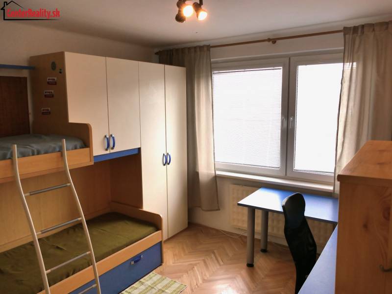 ‼️ 3 IZBOVÝ BYT NA PRENÁJOM, PARTIZÁNSKE-NÁDRAŽNÁ ULICA (ZARIADENÝ)‼️  - Detská izba s poschodovou posteľou a písacím stolom v 3-izbovom byte.