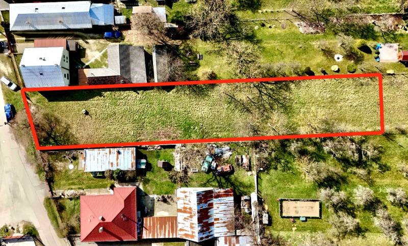 Moravské Lieskové - STAVEBNÝ POZEMOK s investičným potenciálom - Letecký pohľad na parcelu na výstavbu domov v Moravskom Lieskovom.