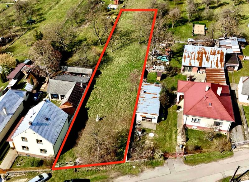 Moravské Lieskové - STAVEBNÝ POZEMOK s investičným potenciálom - Stavebný pozemok ohraničený červenou čiarou v Moravskom Lieskovom, obklopený domami.