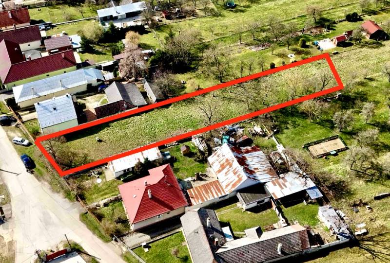 Moravské Lieskové - STAVEBNÝ POZEMOK s investičným potenciálom - Výstavba domov v Moravskom Lieskovom zahŕňa pozemok ohraničený červenou čiarou.