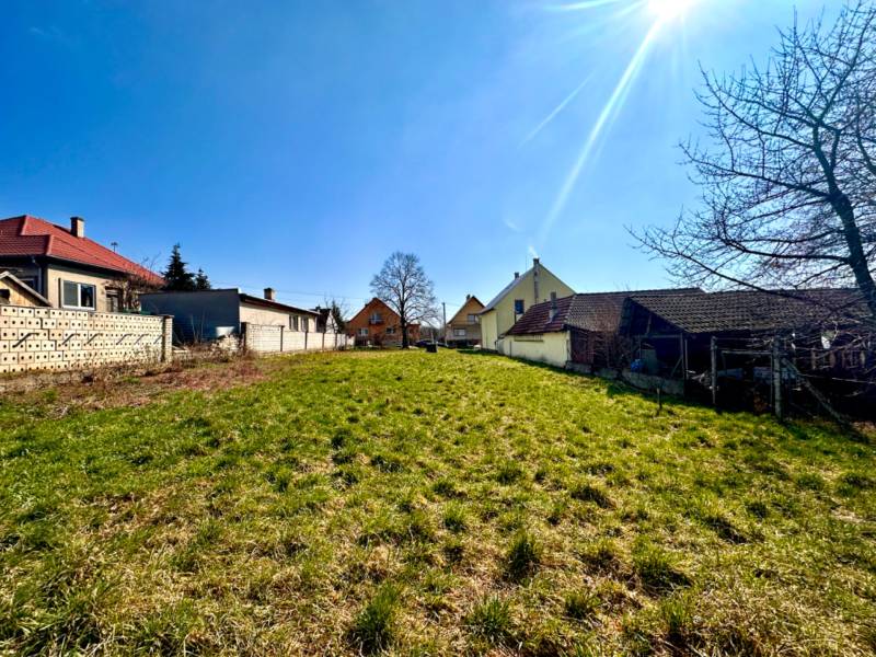 Moravské Lieskové - STAVEBNÝ POZEMOK s investičným potenciálom - Stavebný pozemok vhodný na výstavbu domov v Moravskom Lieskovom na slnečnej lúke.