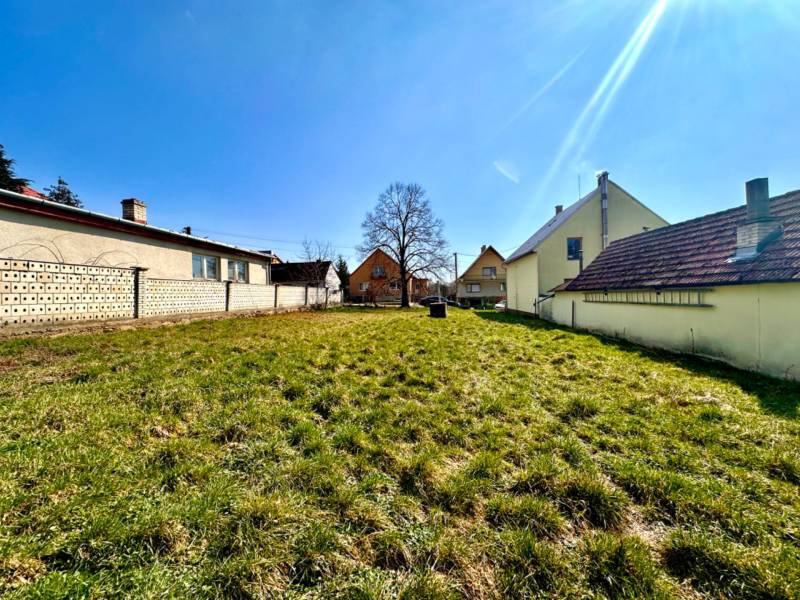 Moravské Lieskové - STAVEBNÝ POZEMOK s investičným potenciálom - Stavebné pozemky v Moravskom Lieskovom pre výstavbu domov, trávnatý priestor medzi budovami.