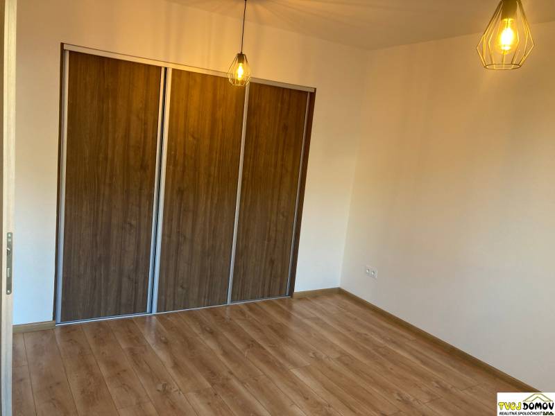 Na prenájom - príjemný 3i byt s balkóm v Detve -kompletná rekoštrukcia - Izba v 3-izbovom byte s drevenou podlahou a vstavanou skriňou, svetlo z lustra.