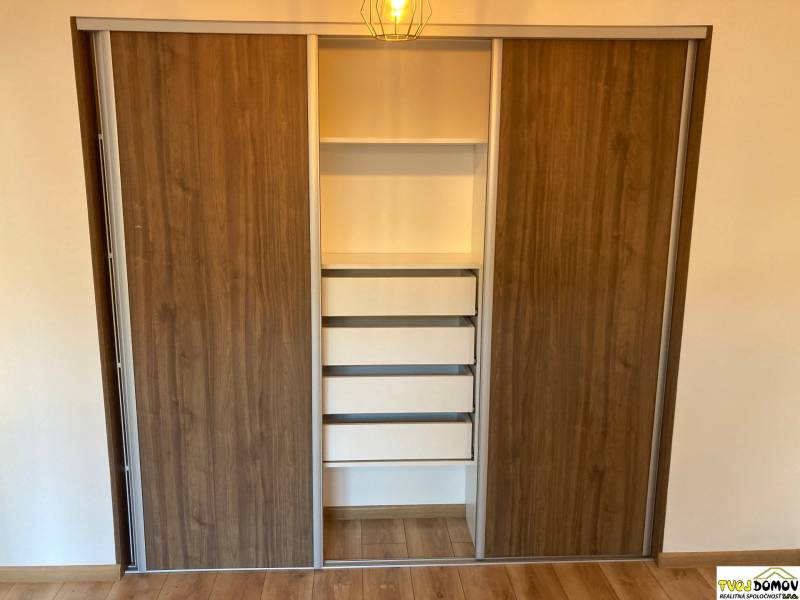 Na prenájom - príjemný 3i byt s balkóm v Detve -kompletná rekoštrukcia - V 3-izbovom byte je vstavaná skriňa s posuvnými dverami a zásuvkami.