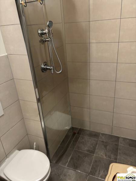 Na prenájom - príjemný 3i byt s balkóm v Detve -kompletná rekoštrukcia - Kúpeľňa so sprchovým kútom a WC v 3-izbovom byte.