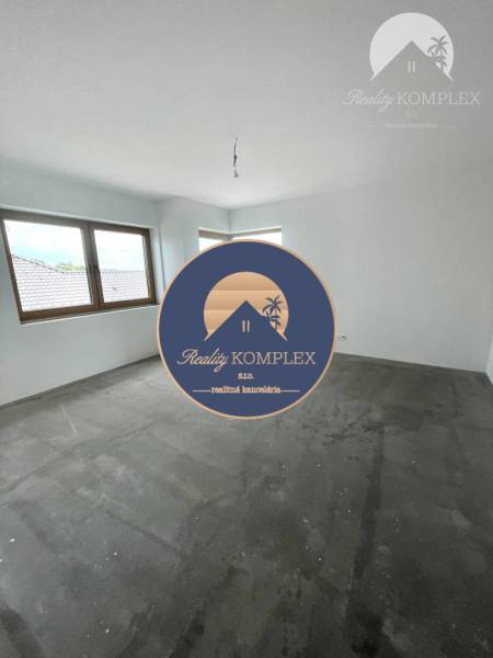 Vám ponúka luxusný rodinný dom v prémiovej loka - Prázdna izba so sivou podlahou a dvoma oknami v rodinnom dome.